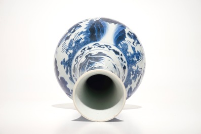 Un vase de forme bouteille en porcelaine de Chine bleu et blanc, &eacute;poque Transition